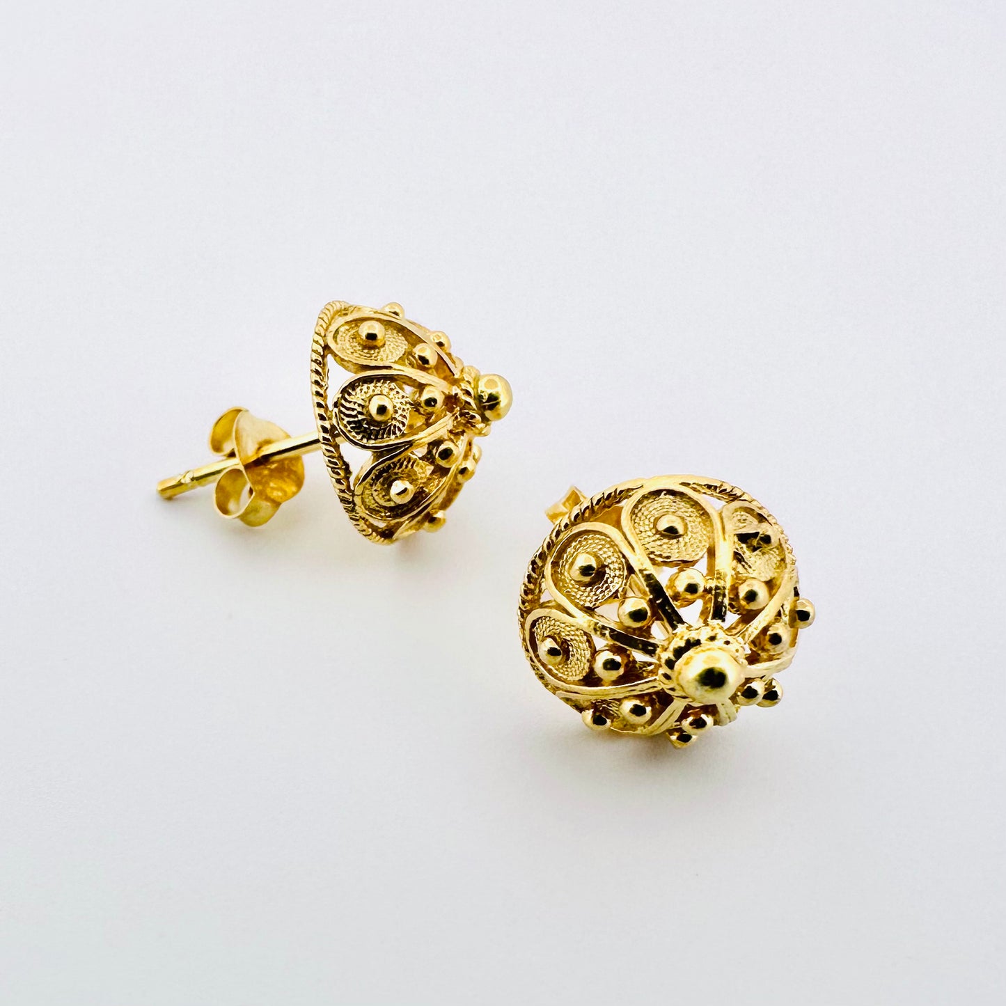 Botun Stud Earrings - Gold